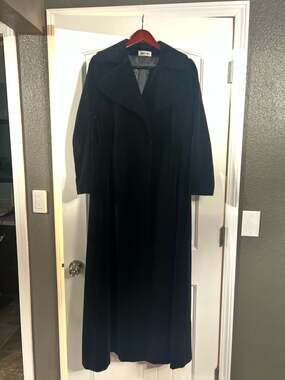 Vintage 1970s Joseph Magnin Black Velvet Maxi Opera Coat